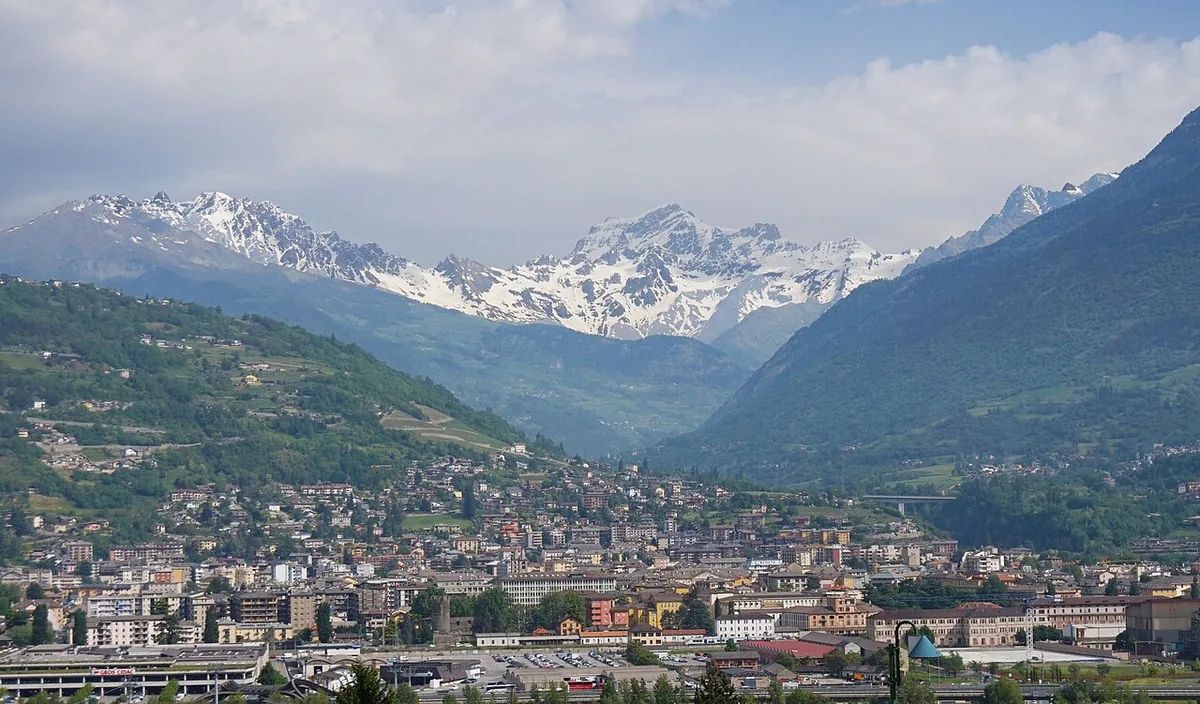 Ansicht von Aosta, Italien. Keine Abbildung eines bestimmten Verleihgeschäfts.