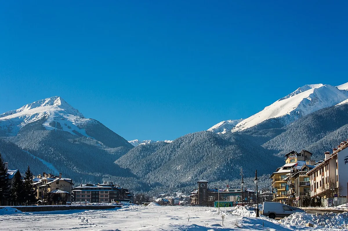 Ansicht von Bansko, Bulgarien. Keine Abbildung eines bestimmten Verleihgeschäfts.