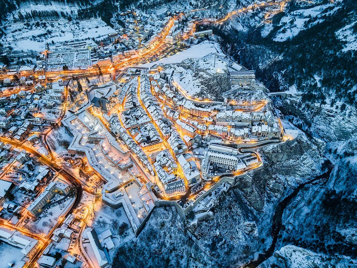 Ansicht von Briançon, Frankreich. Allgemeine Darstellung des Orts oder Gebiets; kein Nachweis für die Lage eines einzelnen Katalogsektors oder Verleihgeschäfts.