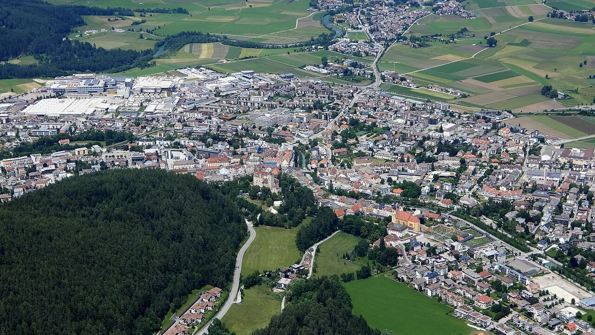 Ansicht von Brunico, Italien. Allgemeine Darstellung des Orts oder Gebiets; kein Nachweis für die Lage eines einzelnen Katalogsektors oder Verleihgeschäfts.
