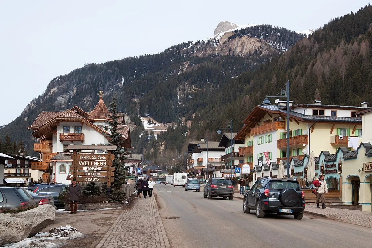 Ansicht von Canazei, Italien. Allgemeine Darstellung des Orts oder Gebiets; kein Nachweis für die Lage eines einzelnen Katalogsektors oder Verleihgeschäfts.