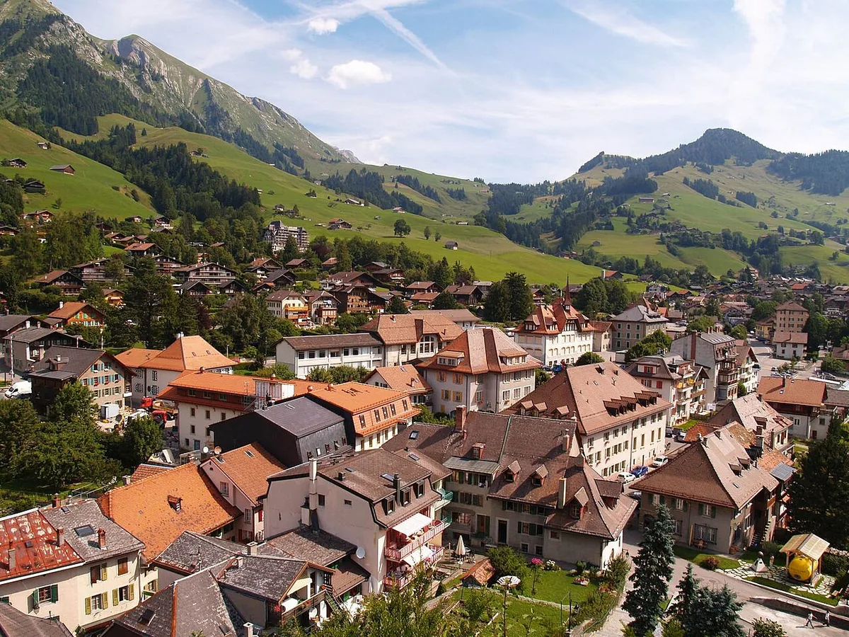 Ansicht von Château d'Oex, Schweiz. Keine Abbildung eines bestimmten Verleihgeschäfts.