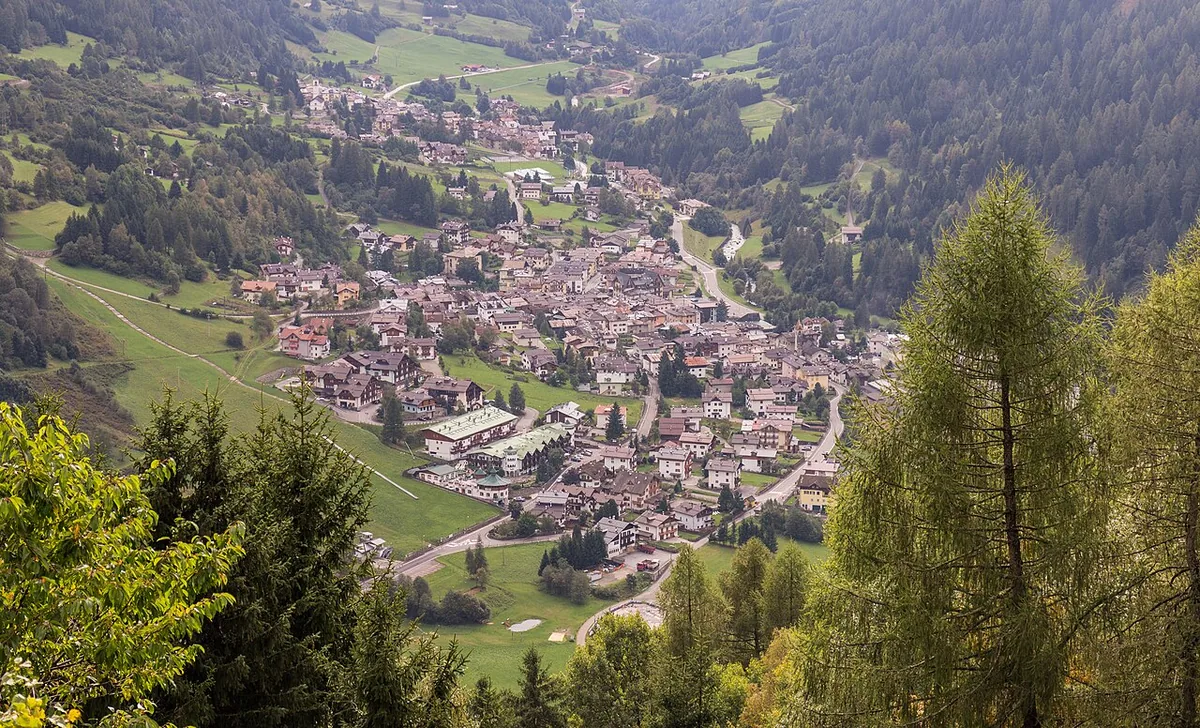Ansicht von Cogolo, Italien. Keine Abbildung eines bestimmten Verleihgeschäfts.