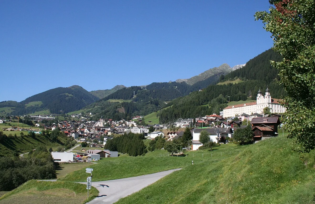 Ansicht von Disentis, Schweiz. Keine Abbildung eines bestimmten Verleihgeschäfts.