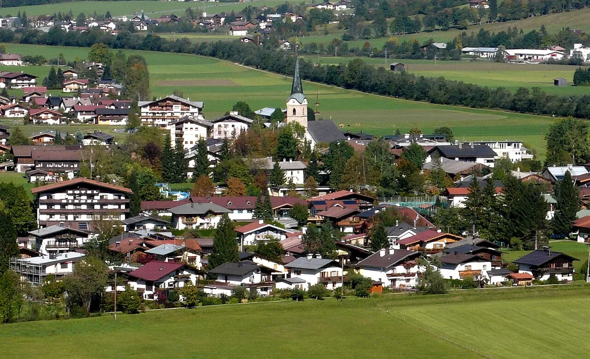Ansicht von Erpfendorf, Österreich. Keine Abbildung eines bestimmten Verleihgeschäfts.