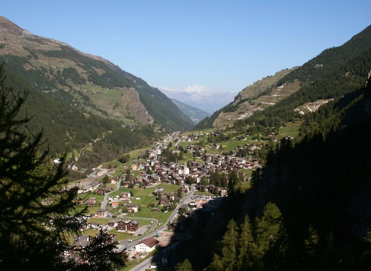 Ansicht von Evolène, Schweiz. Allgemeine Darstellung des Orts oder Gebiets; kein Nachweis für die Lage eines einzelnen Katalogsektors oder Verleihgeschäfts.