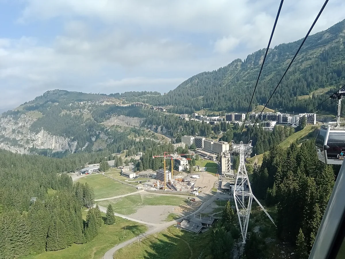 Ansicht von Flaine, Frankreich. Keine Abbildung eines bestimmten Verleihgeschäfts.