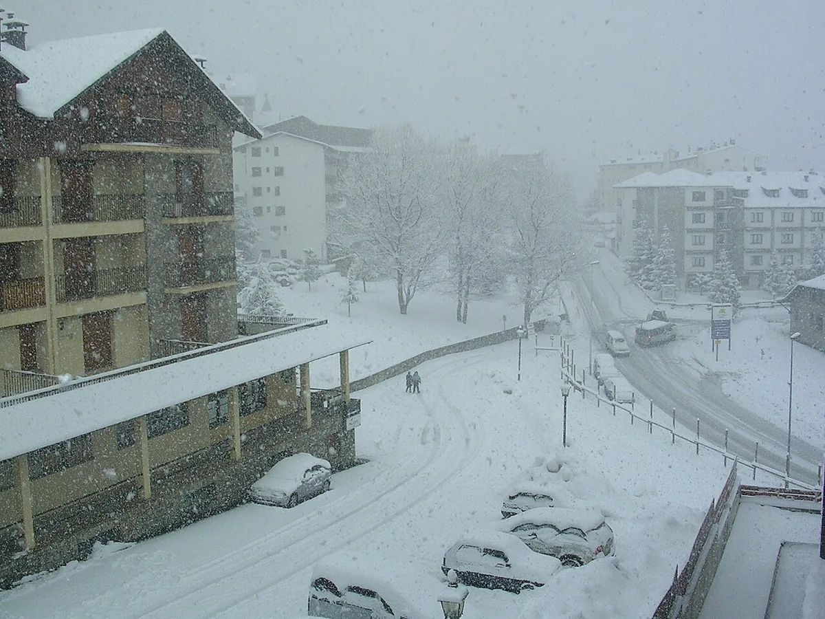 Ansicht von Formigal, Spanien. Keine Abbildung eines bestimmten Verleihgeschäfts.