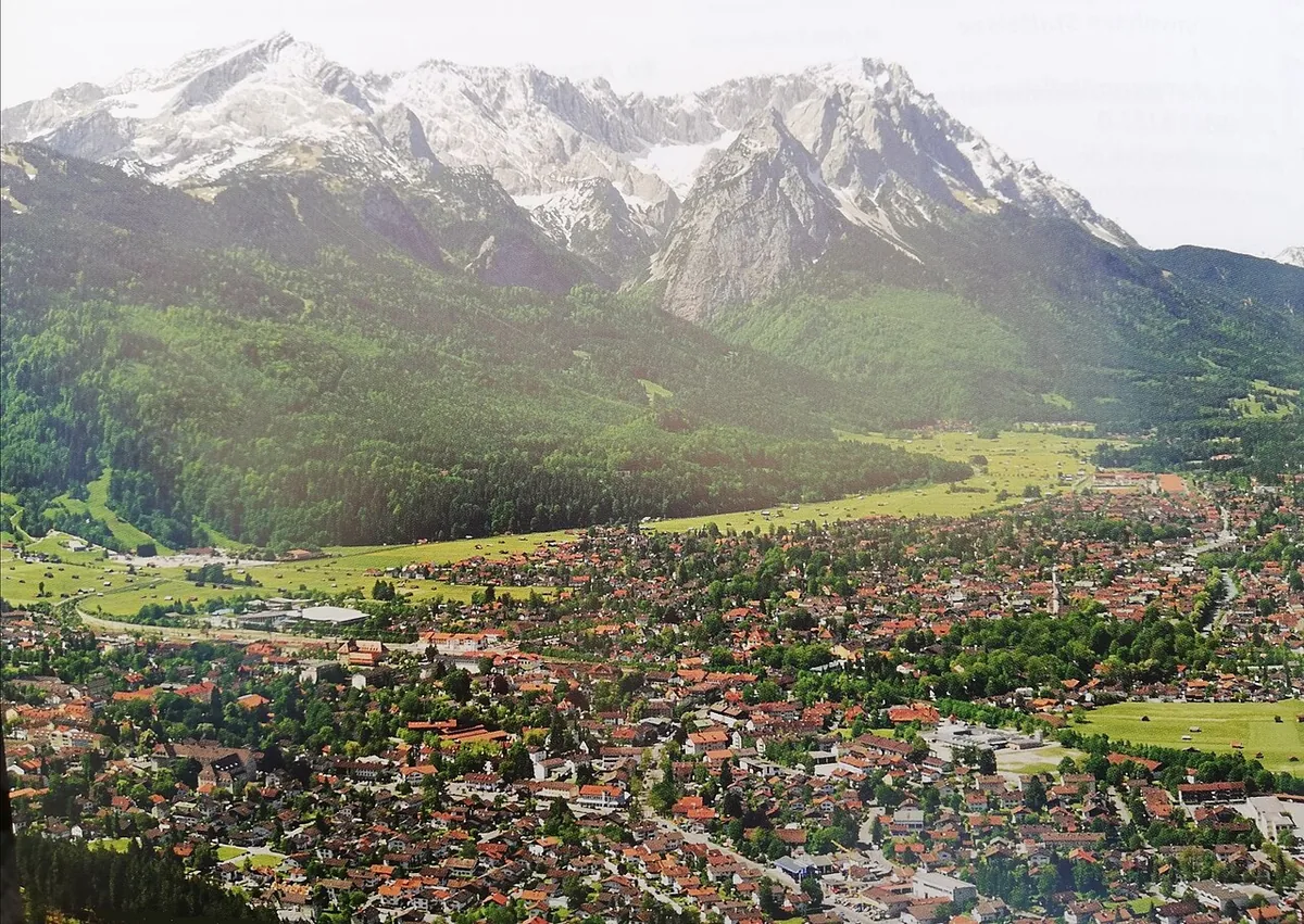 Ansicht von Garmisch-Partenkirchen, Deutschland. Keine Abbildung eines bestimmten Verleihgeschäfts.