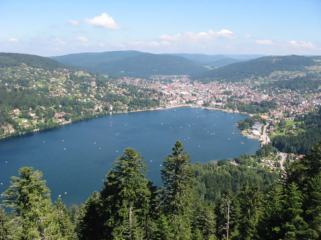 Ansicht von Gérardmer, Frankreich. Keine Abbildung eines bestimmten Verleihgeschäfts.