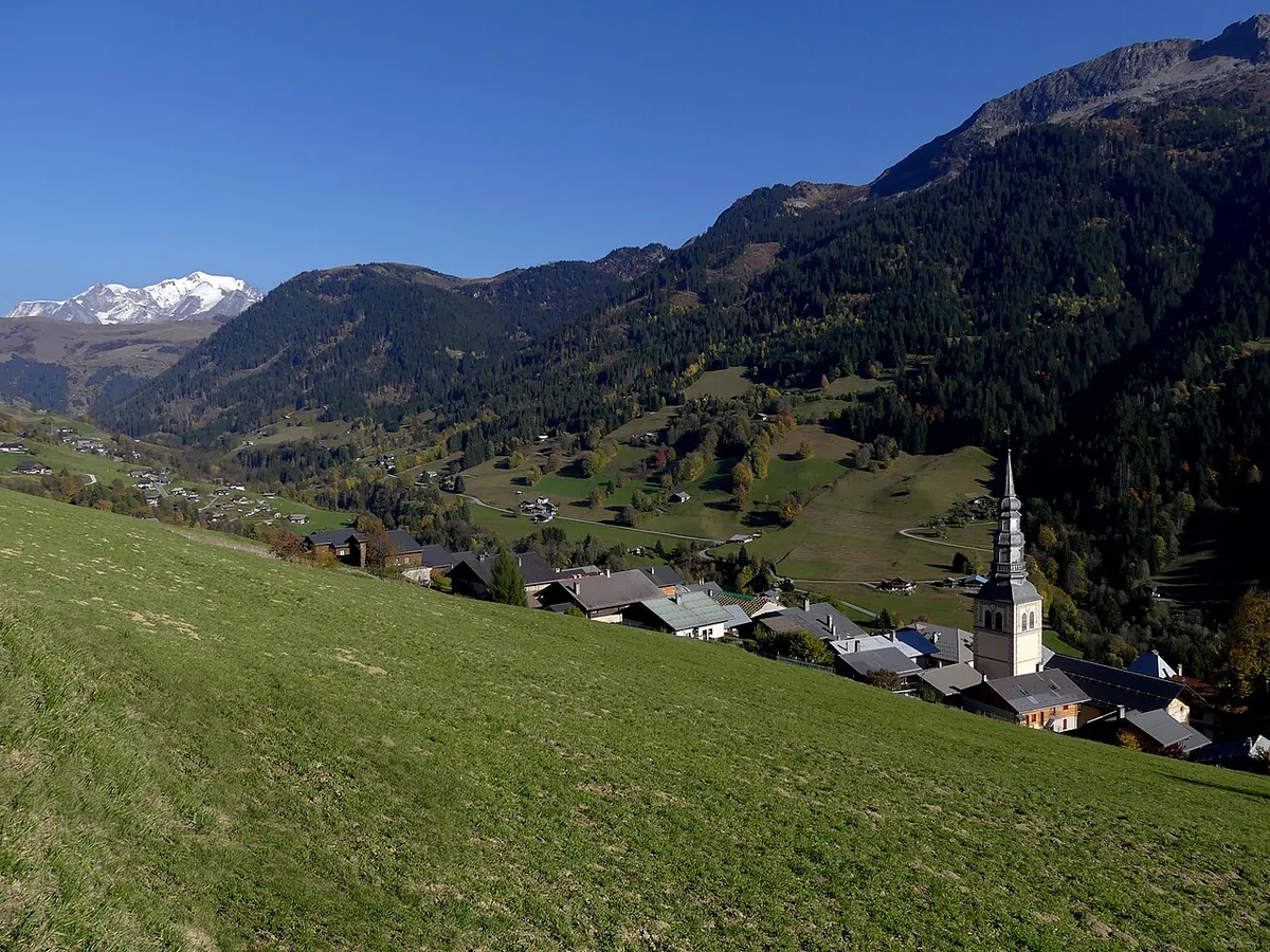 Ansicht von Hauteluce, Frankreich. Keine Abbildung eines bestimmten Verleihgeschäfts.