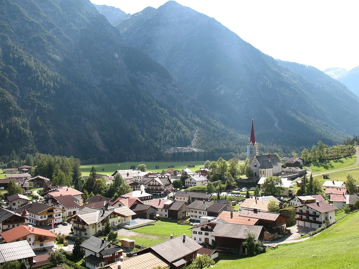 Ansicht von Holzgau, Österreich. Keine Abbildung eines bestimmten Verleihgeschäfts.