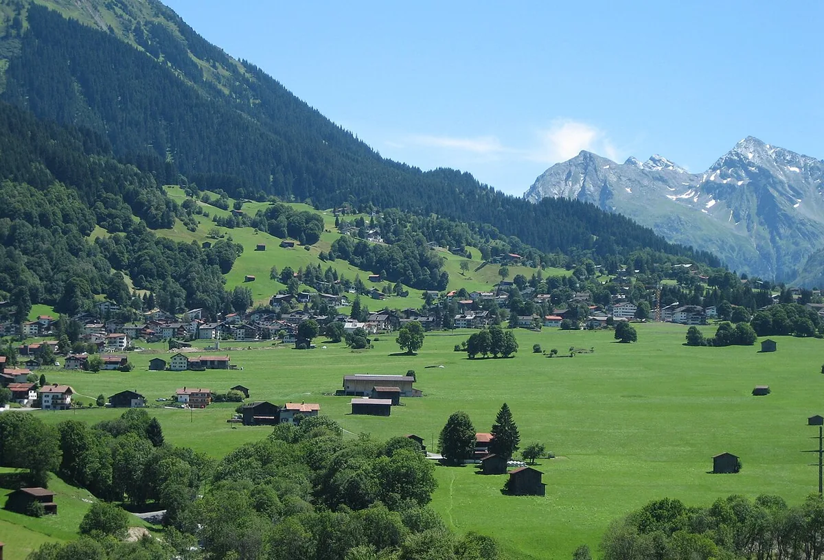 Ansicht von Klosters, Schweiz. Keine Abbildung eines bestimmten Verleihgeschäfts.