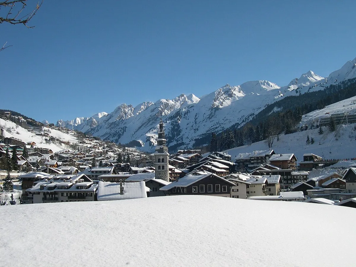 Ansicht von La Clusaz, Frankreich. Keine Abbildung eines bestimmten Verleihgeschäfts.