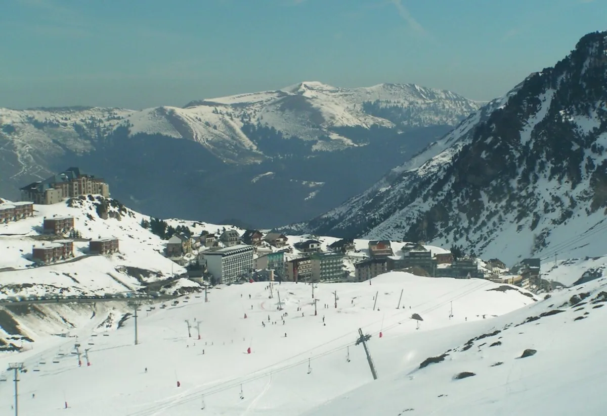 Ansicht von La Mongie, Frankreich. Keine Abbildung eines bestimmten Verleihgeschäfts.