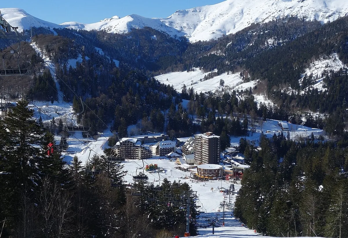 Ansicht von Le Lioran, Frankreich. Keine Abbildung eines bestimmten Verleihgeschäfts.
