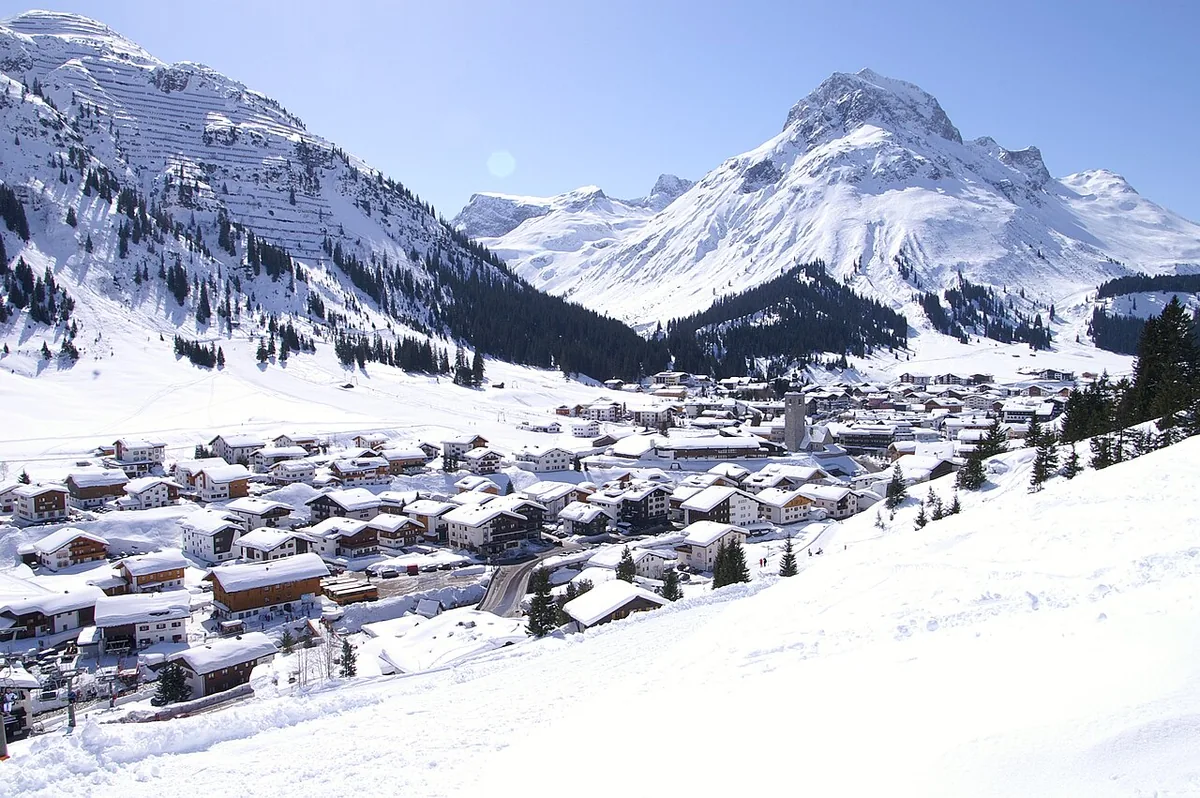 Ansicht von Lech am Arlberg, Österreich. Keine Abbildung eines bestimmten Verleihgeschäfts.