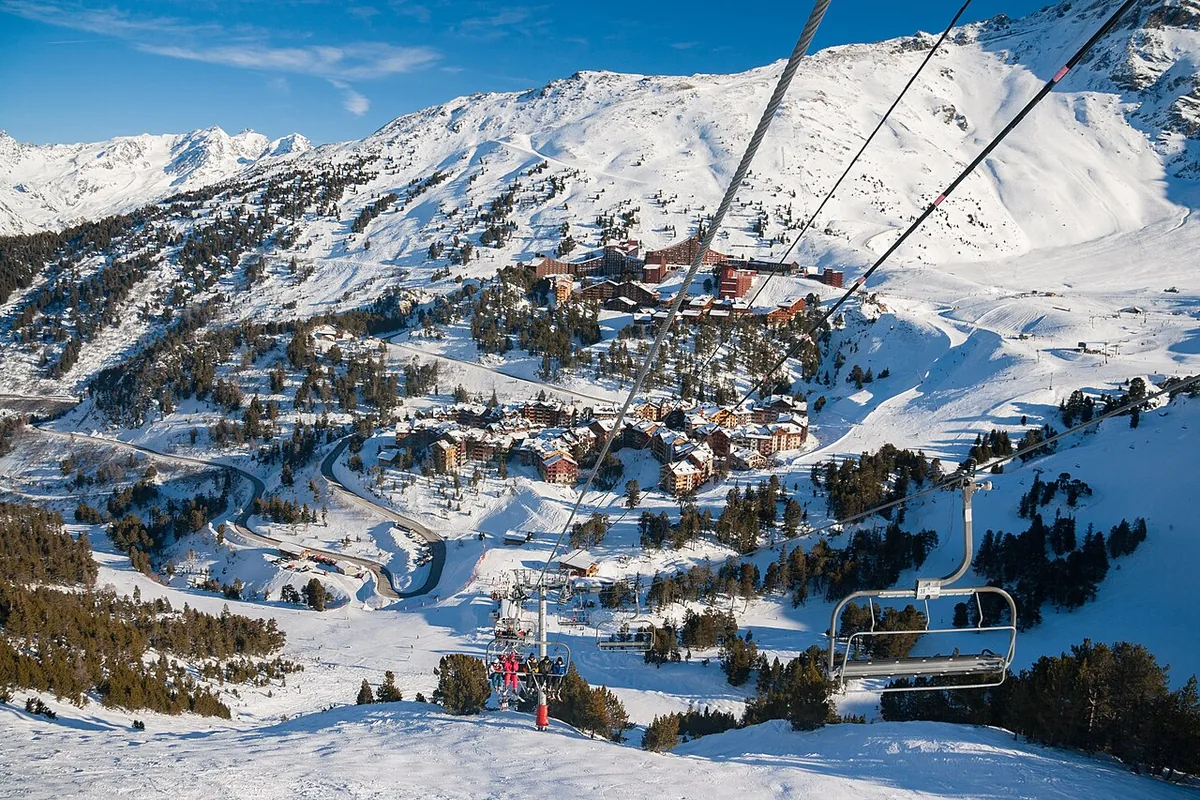 Ansicht von Les Arcs, Frankreich. Allgemeine Darstellung des Orts oder Gebiets; kein Nachweis für die Lage eines einzelnen Katalogsektors oder Verleihgeschäfts.