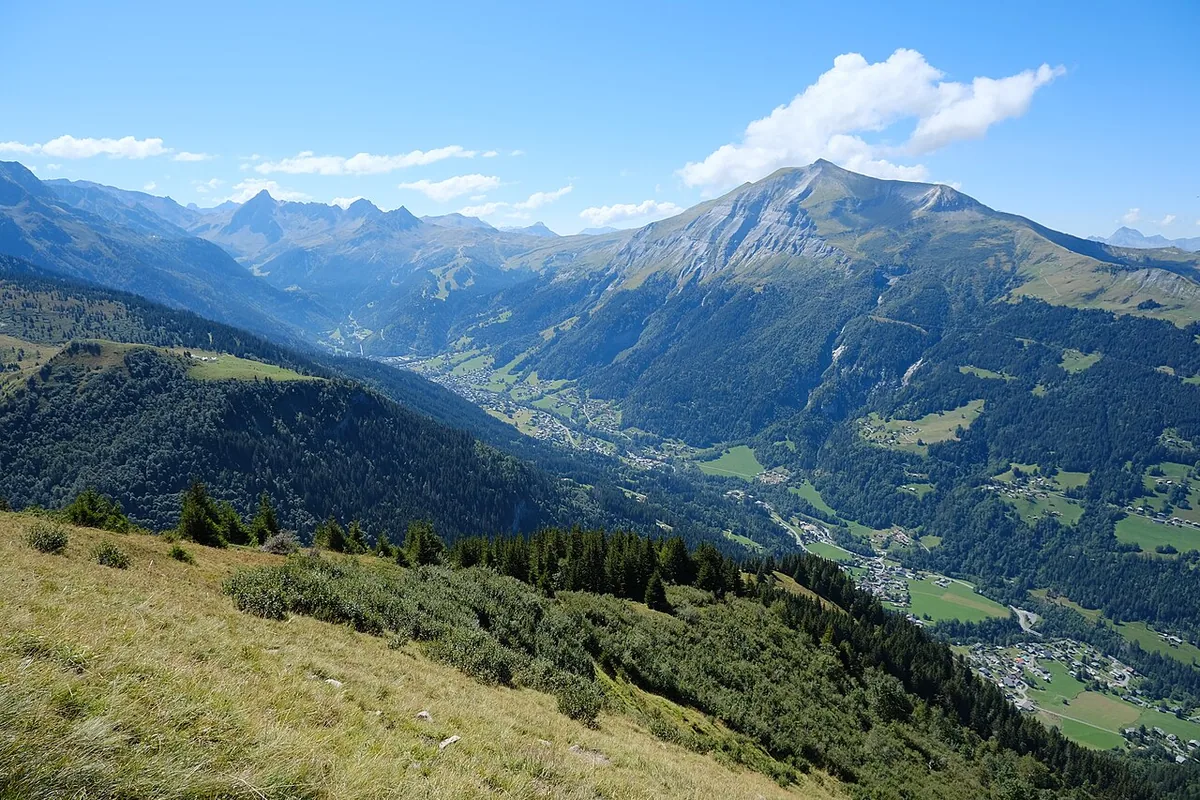 Ansicht von Les Contamines Montjoie, Frankreich. Keine Abbildung eines bestimmten Verleihgeschäfts.