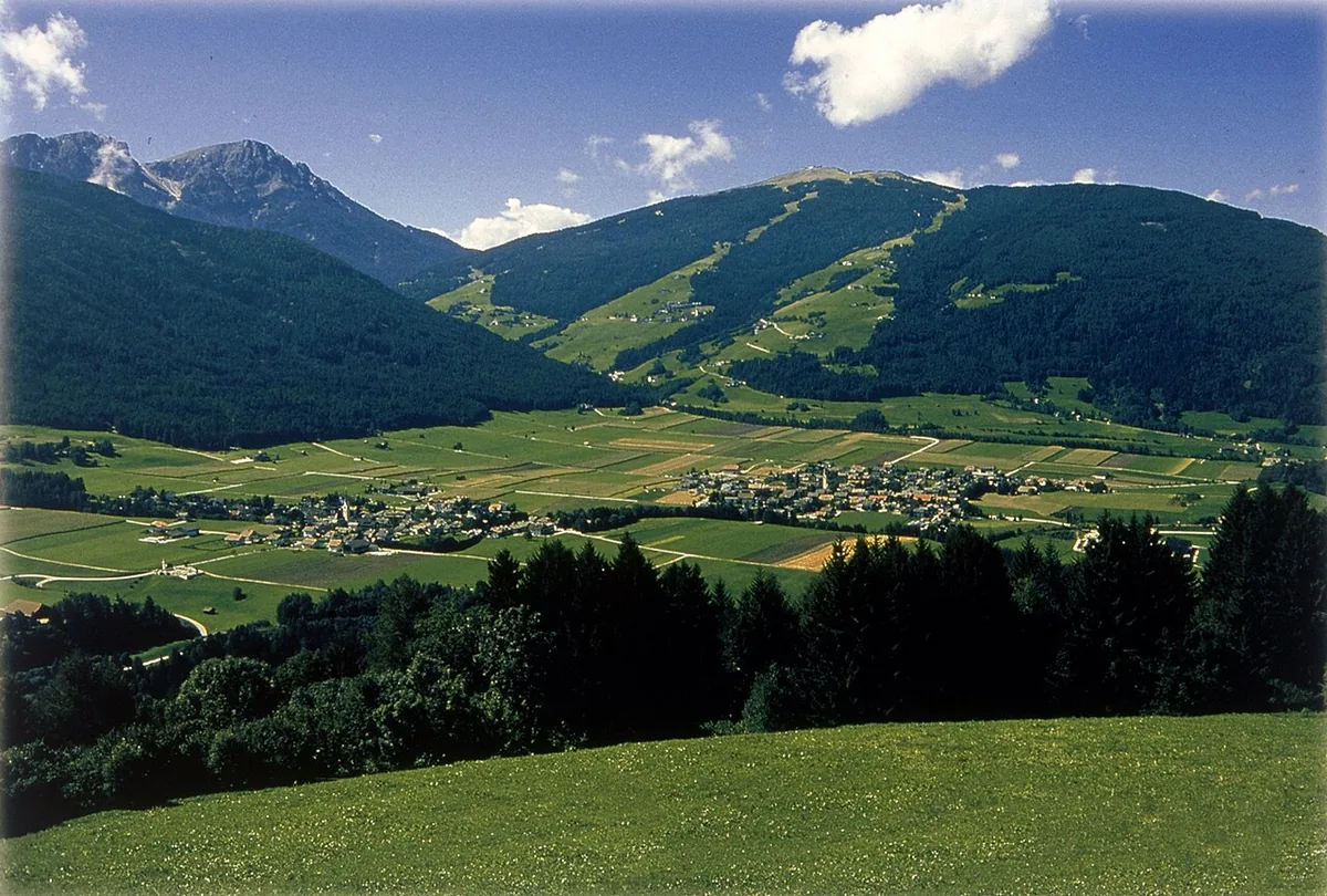 Ansicht von Olang, Italien. Allgemeine Darstellung des Orts oder Gebiets; kein Nachweis für die Lage eines einzelnen Katalogsektors oder Verleihgeschäfts.