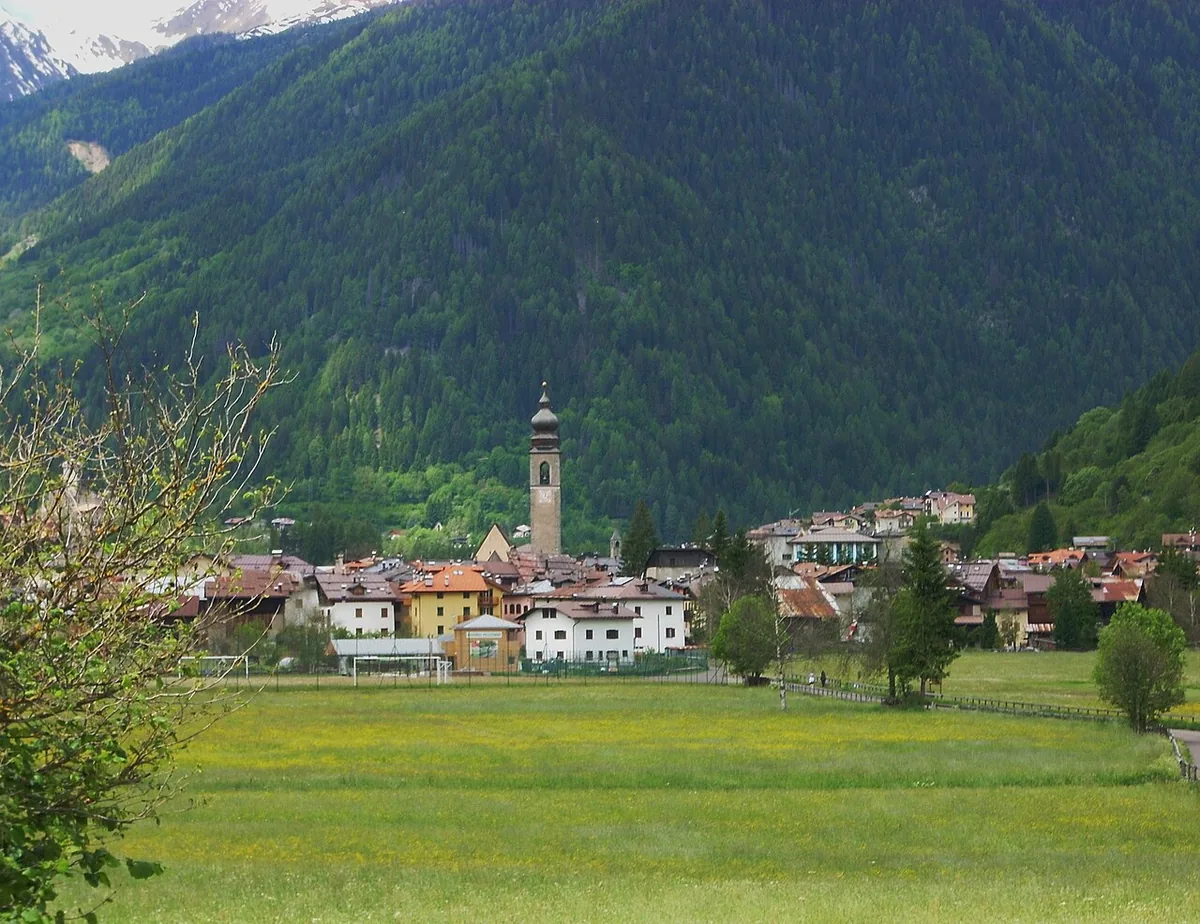 Ansicht von Pellizzano, Italien. Keine Abbildung eines bestimmten Verleihgeschäfts.