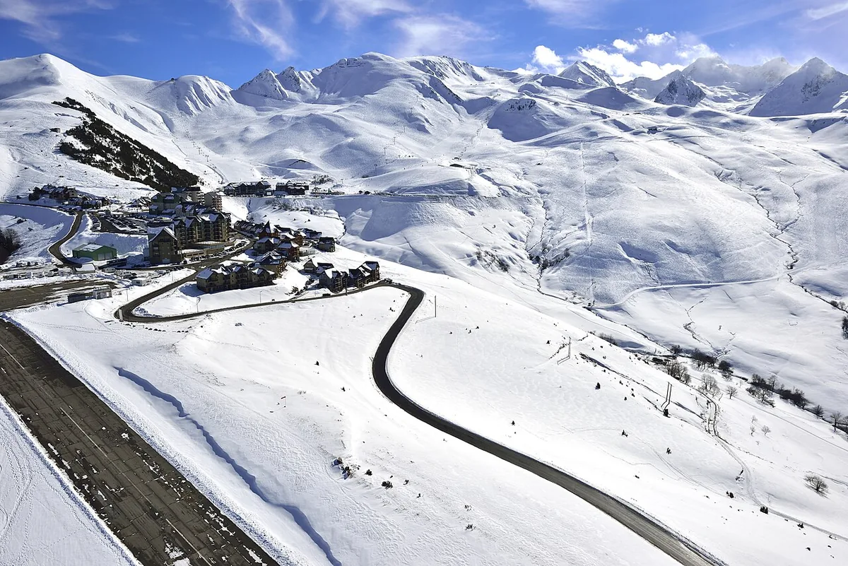 Ansicht von Peyragudes, Frankreich. Keine Abbildung eines bestimmten Verleihgeschäfts.