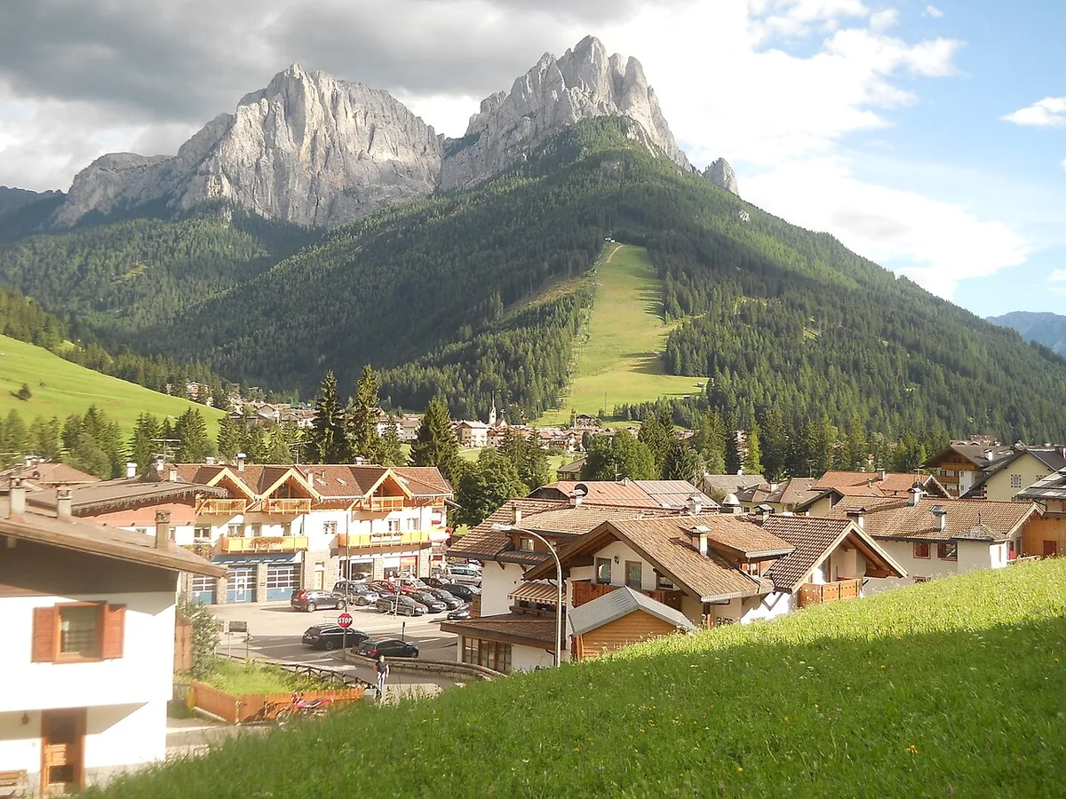 Ansicht von Pozza di Fassa, Italien. Keine Abbildung eines bestimmten Verleihgeschäfts.