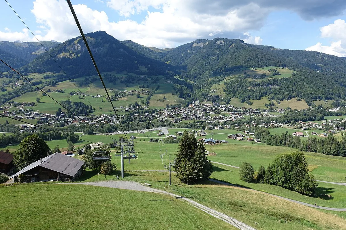 Ansicht von Praz sur Arly, Frankreich. Keine Abbildung eines bestimmten Verleihgeschäfts.