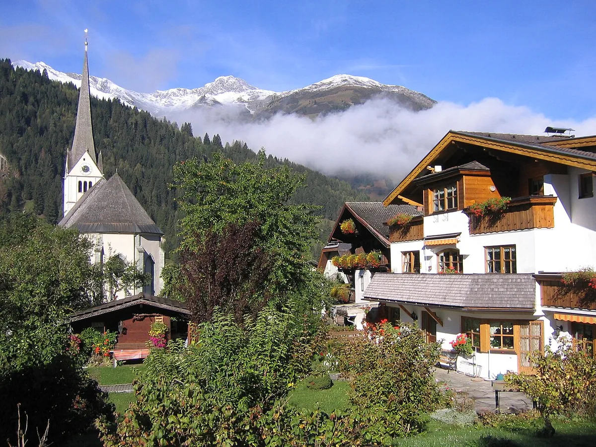 Ansicht von Rauris, Österreich. Keine Abbildung eines bestimmten Verleihgeschäfts.