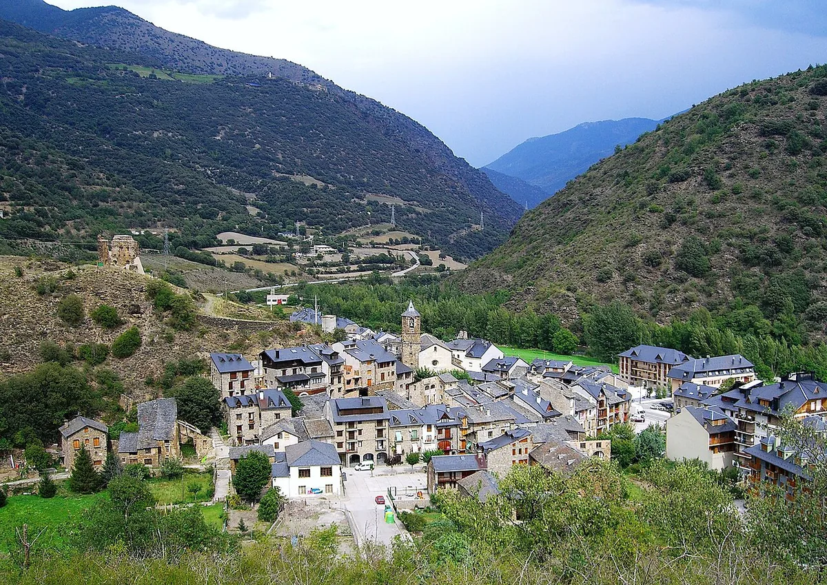 Ansicht von Rialp, Spanien. Keine Abbildung eines bestimmten Verleihgeschäfts.