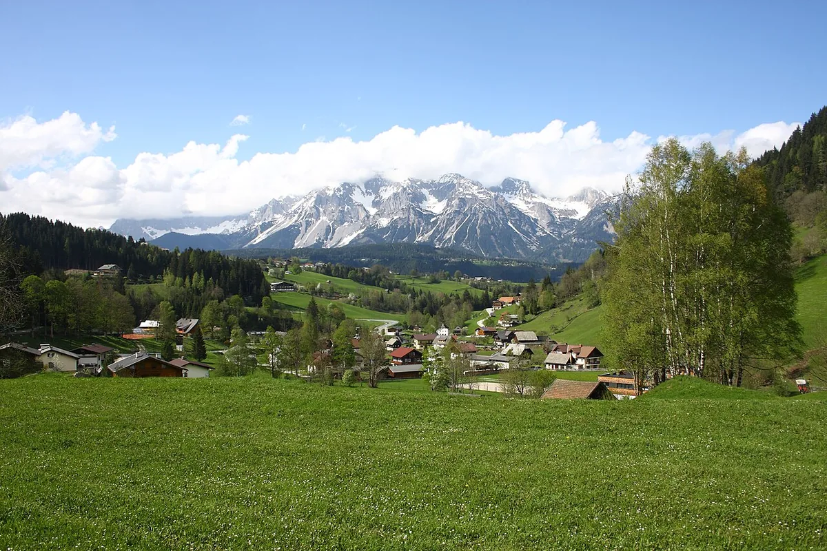 Ansicht von Rohrmoos, Österreich. Keine Abbildung eines bestimmten Verleihgeschäfts.