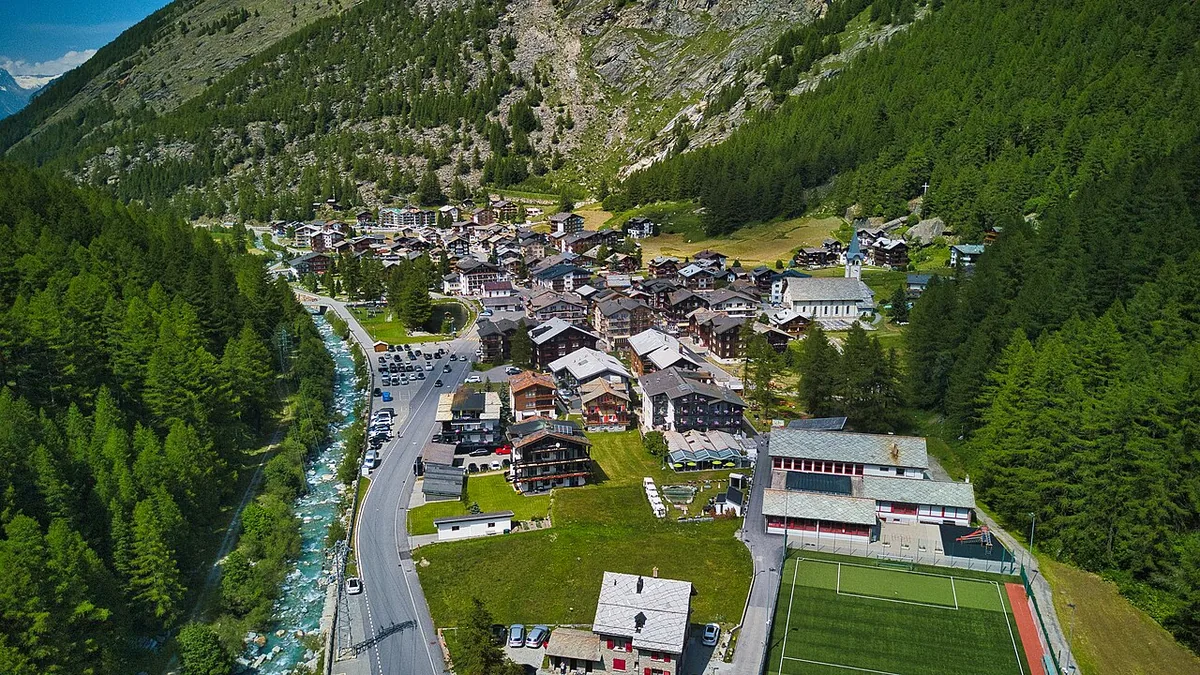 Ansicht von Saas Almagell, Schweiz. Keine Abbildung eines bestimmten Verleihgeschäfts.