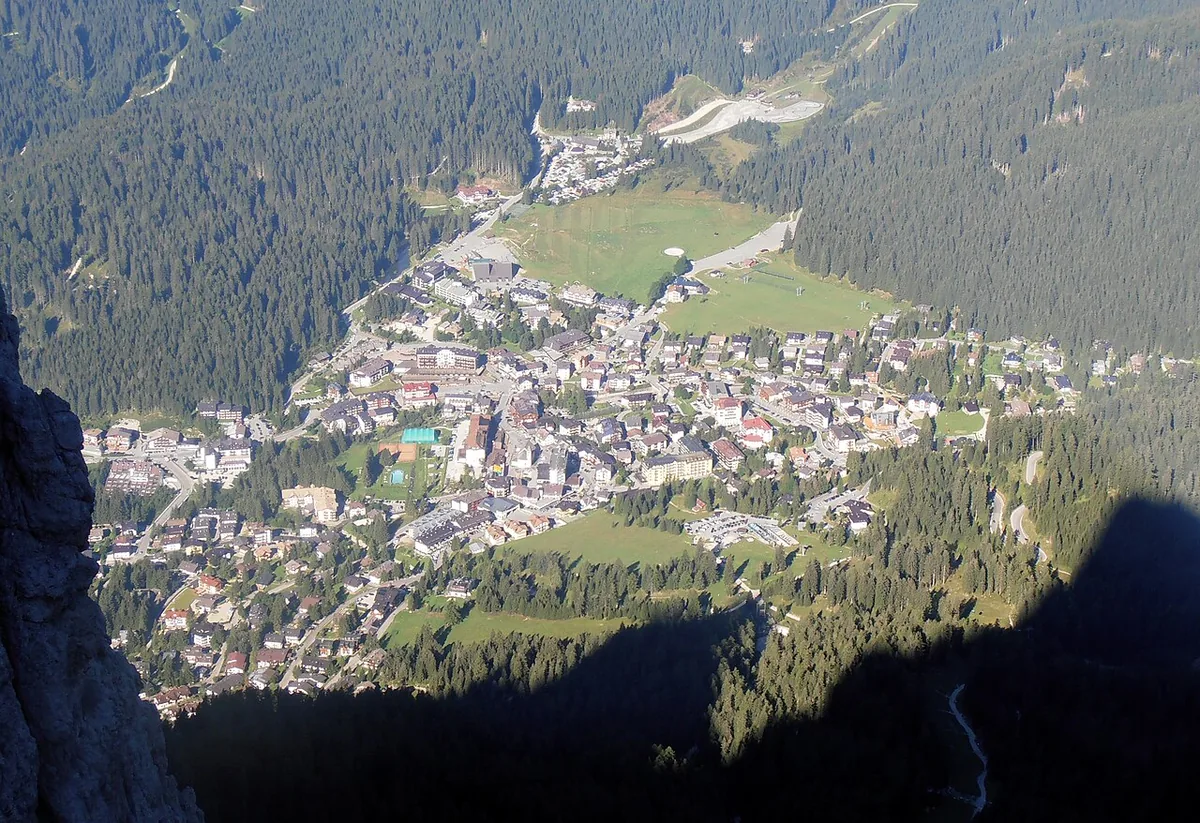Ansicht von San Martino di Castrozza, Italien. Keine Abbildung eines bestimmten Verleihgeschäfts.
