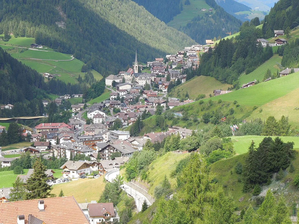 Ansicht von Santa Cristina Valgardena, Italien. Allgemeine Darstellung des Orts oder Gebiets; kein Nachweis für die Lage eines einzelnen Katalogsektors oder Verleihgeschäfts.