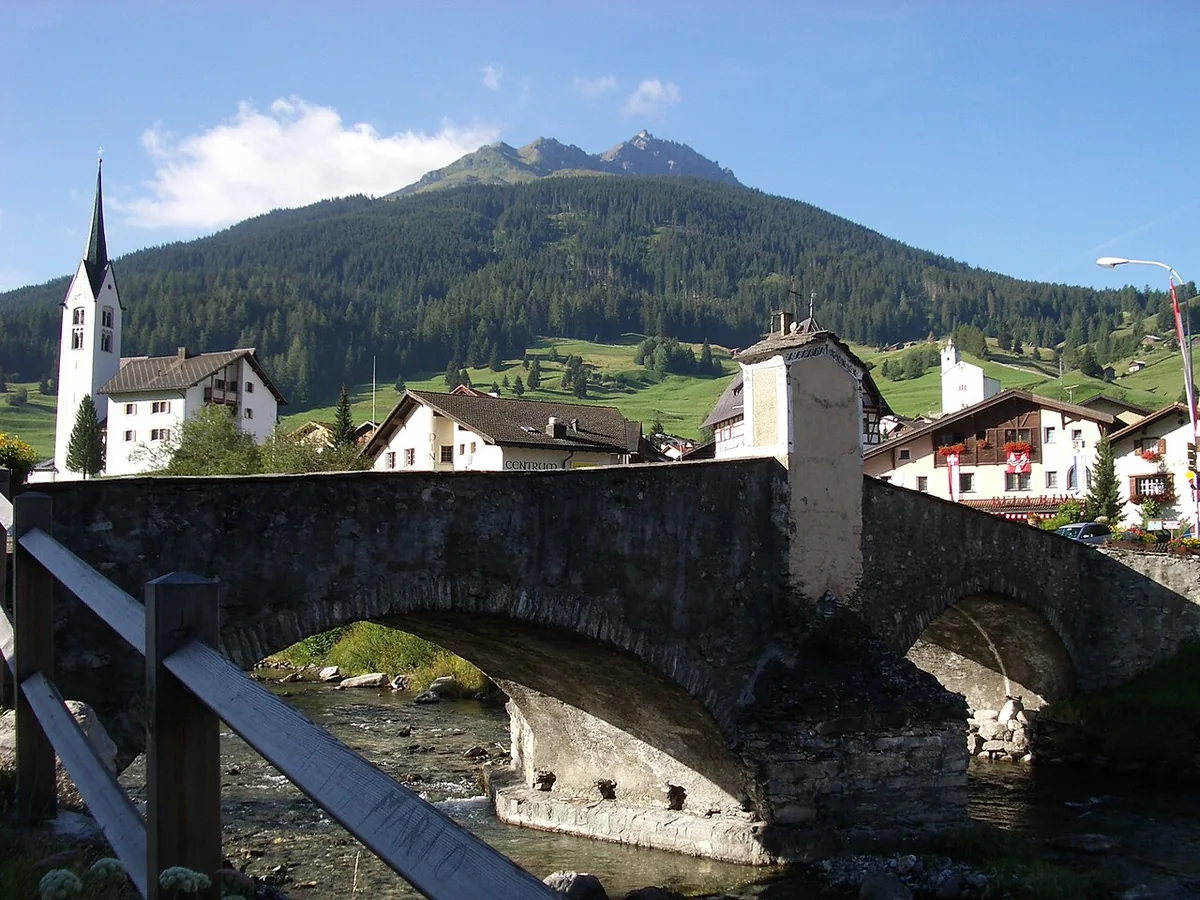 Ansicht von Savognin, Schweiz. Keine Abbildung eines bestimmten Verleihgeschäfts.