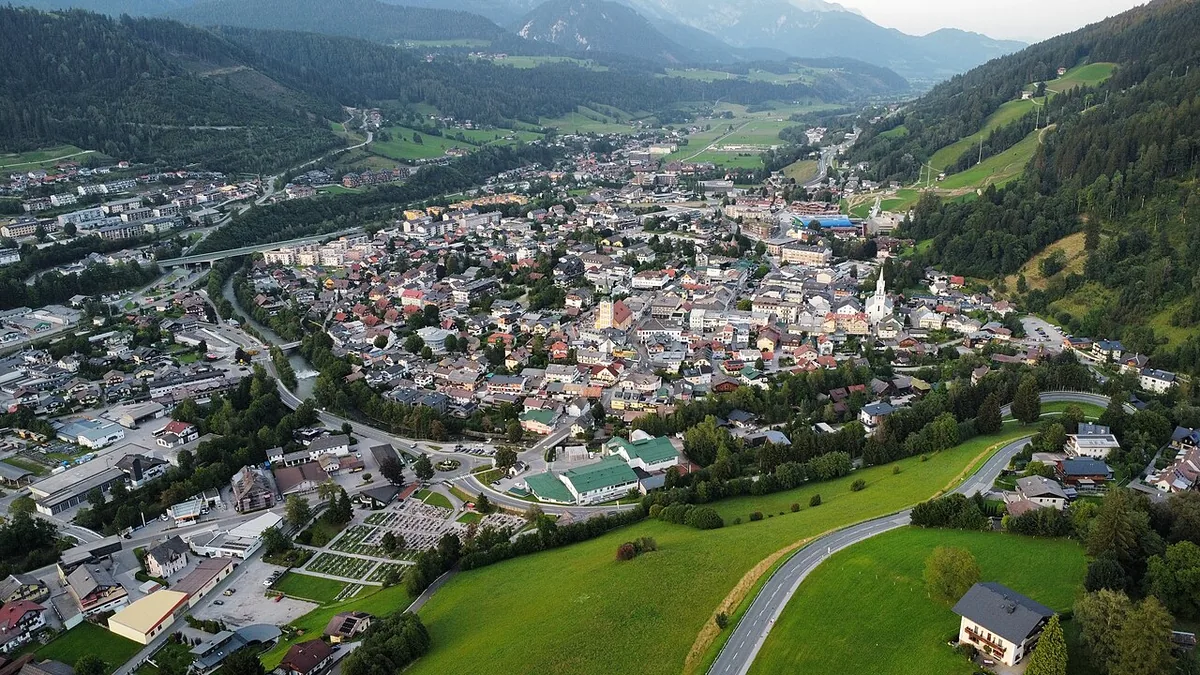 Ansicht von Schladming, Österreich. Keine Abbildung eines bestimmten Verleihgeschäfts.