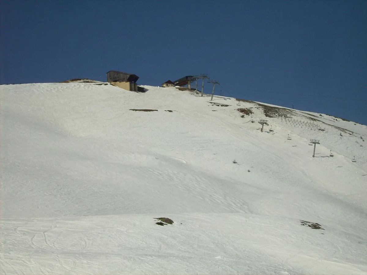 Ansicht von Serre Chevalier, Frankreich. Allgemeine Darstellung des Orts oder Gebiets; kein Nachweis für die Lage eines einzelnen Katalogsektors oder Verleihgeschäfts.