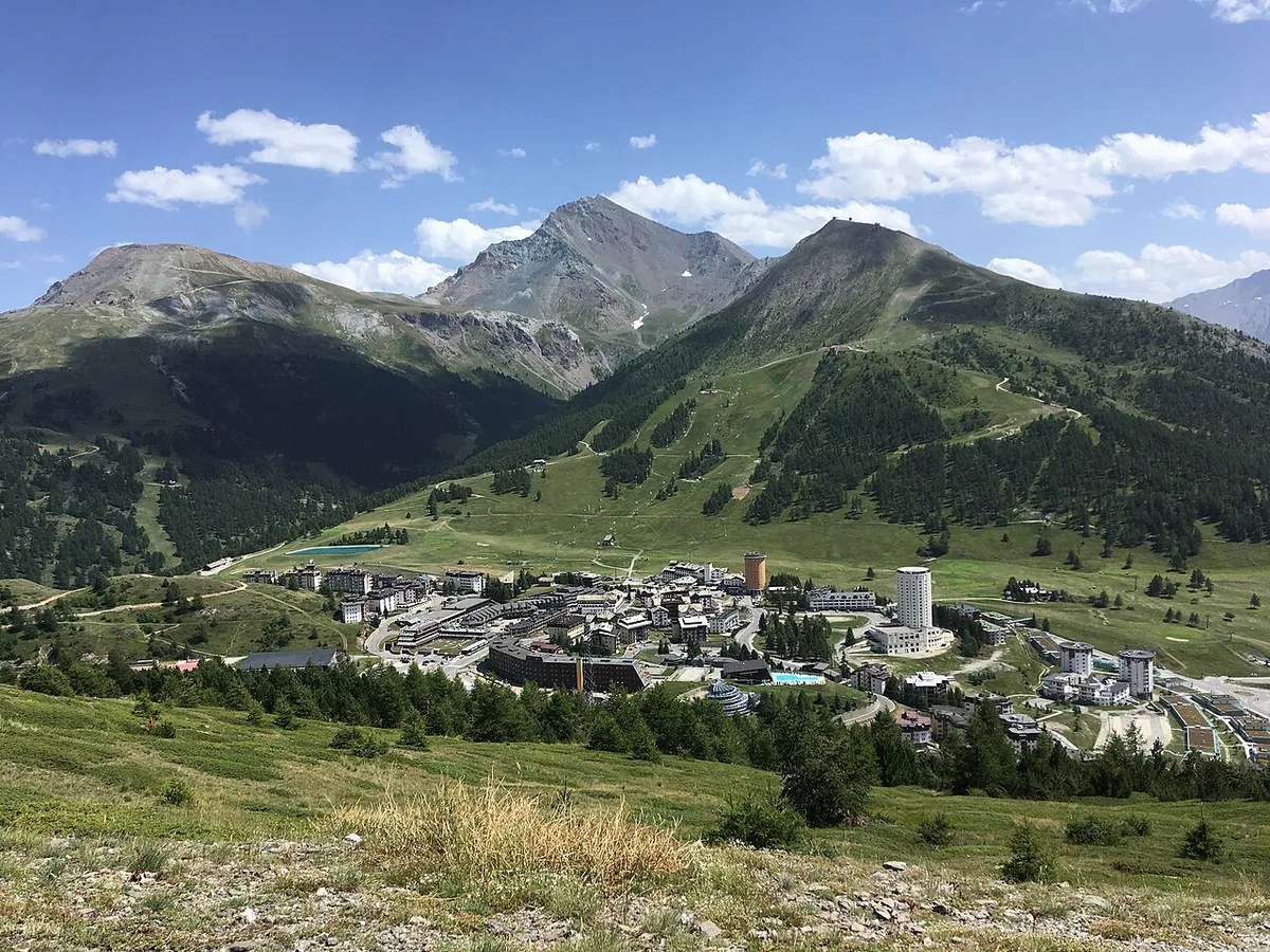 Ansicht von Sestrière, Italien. Keine Abbildung eines bestimmten Verleihgeschäfts.