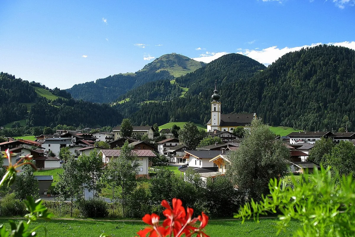 Ansicht von Söll, Österreich. Keine Abbildung eines bestimmten Verleihgeschäfts.