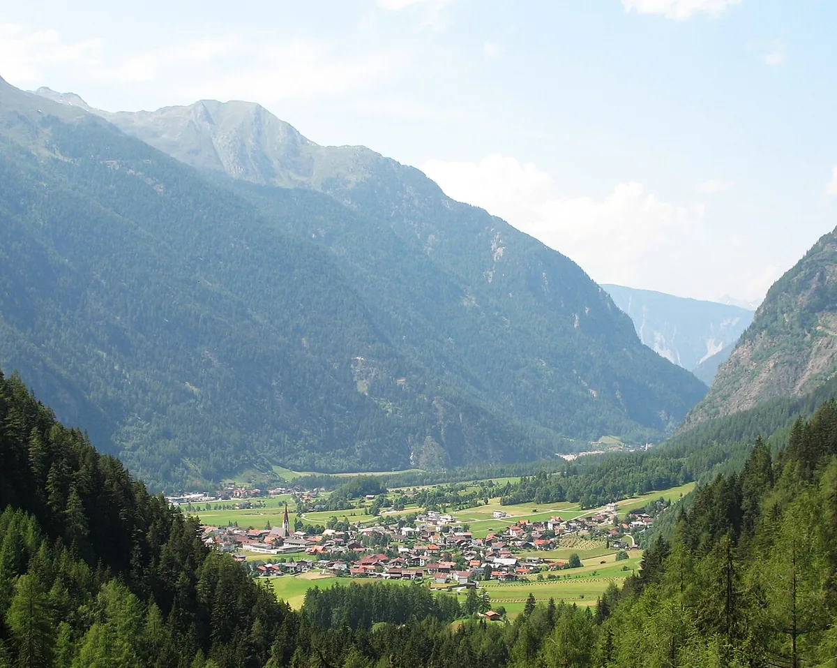 Ansicht von Umhausen, Österreich. Keine Abbildung eines bestimmten Verleihgeschäfts.
