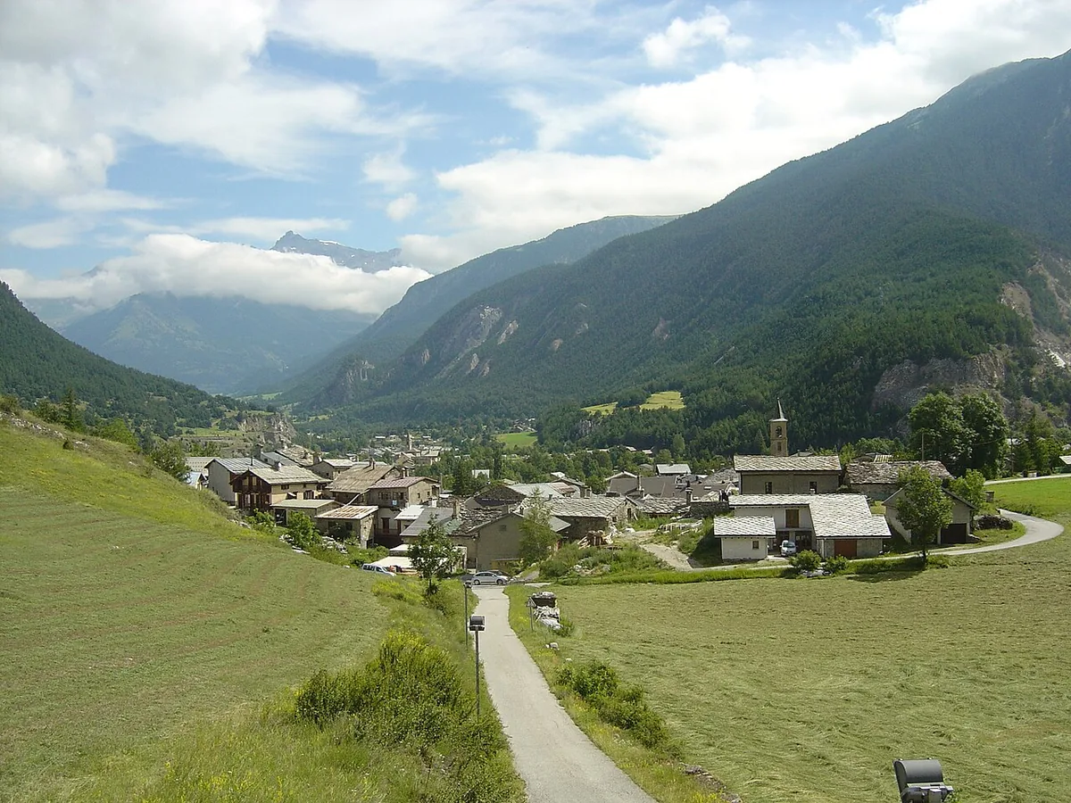 Ansicht von Val Cenis, Frankreich. Keine Abbildung eines bestimmten Verleihgeschäfts.