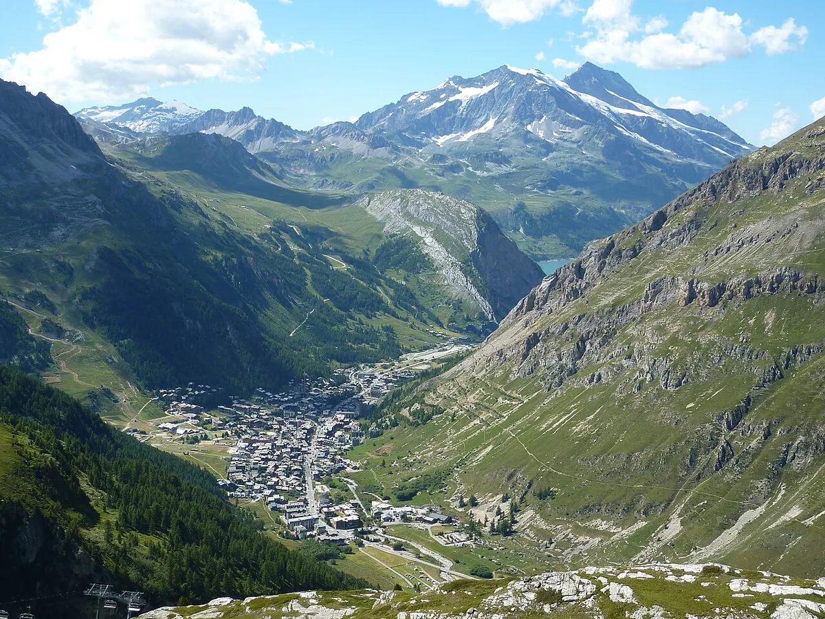 Ansicht von Val d'Isère, Frankreich. Keine Abbildung eines bestimmten Verleihgeschäfts.