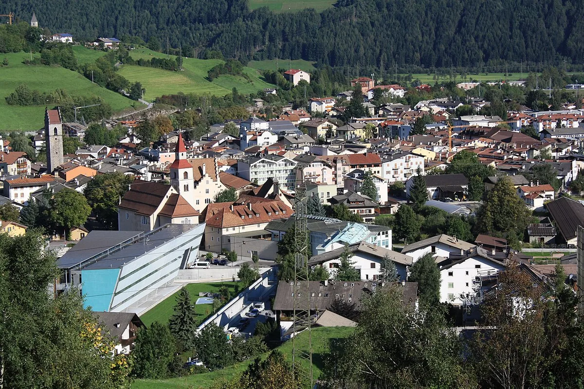 Ansicht von Vipiteno, Italien. Keine Abbildung eines bestimmten Verleihgeschäfts.